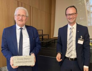 Gemeindepräsident Franz Gschwend, mit dem Procap Grischun Inklusionspreis 2025 zusammen Reto Crameri.